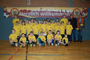 © Colin Pommerehncke Teilnehmende Jungen und Mädchen das Kickercamps mit Hans-Ulrich Getz und Reinhard Henning 