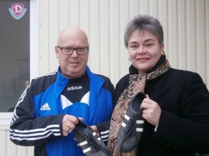 Susanne Herweg mit Frank Pfitzner bei der Töppenübergabe für die Schuhbörse