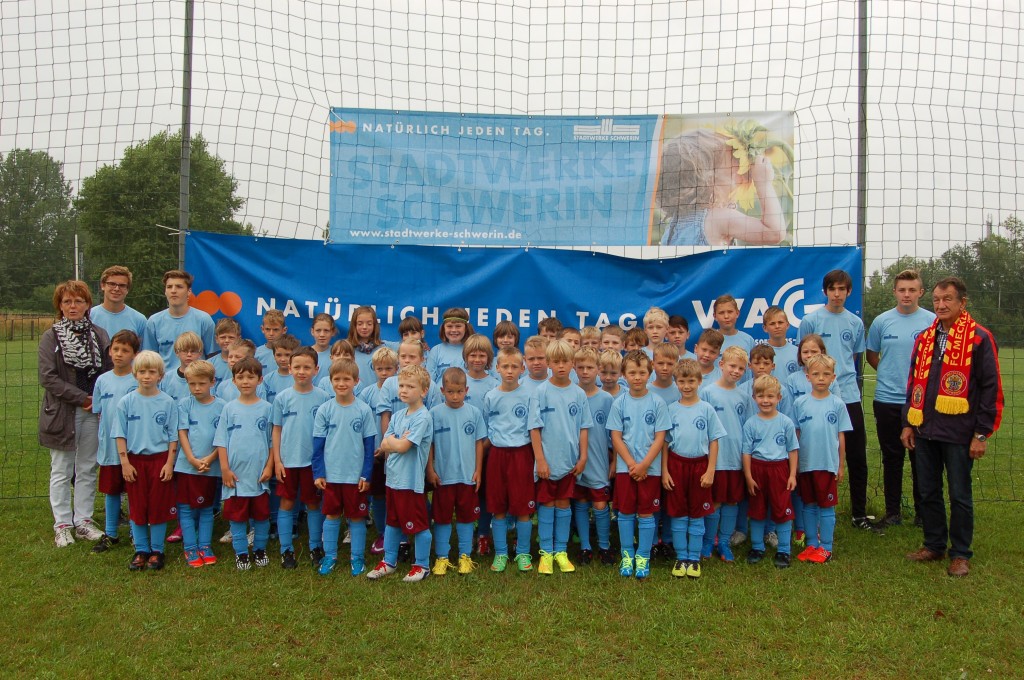 © FCM Schwerin Ute Becker (li.) und FCM Präsident Reinhard Henning (re.) eröffneten gemeinsam das Fussball Sommercamp des FCM