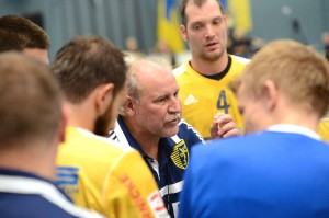 © D.Albrecht Trainer Holger Antemann beim Versuch die Mannschaft neu aufzustellen
