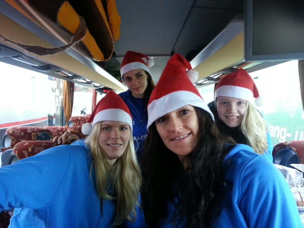 © SSCprivat Sind in Weihnachtsstimmung: Die Spielerinnen Anja Brandt, Diana Nenova, Steffi Golla und Jenny Geerties (v.l.) 