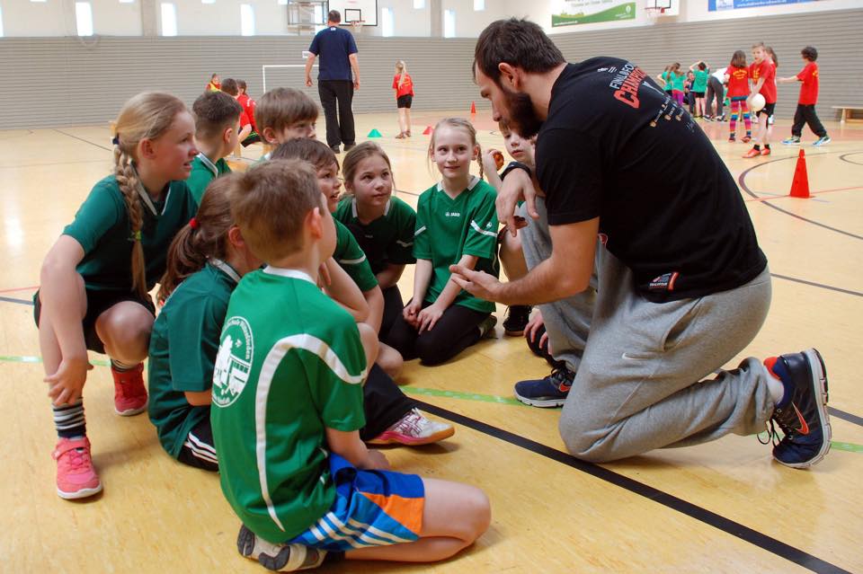 ©  Barbara Arndt Teo Evangelidis, Handballer bei den Mecklenburger Stieren, stand seinen Schülern als Sportlehrer mit einigen Tipps zur Seite. 