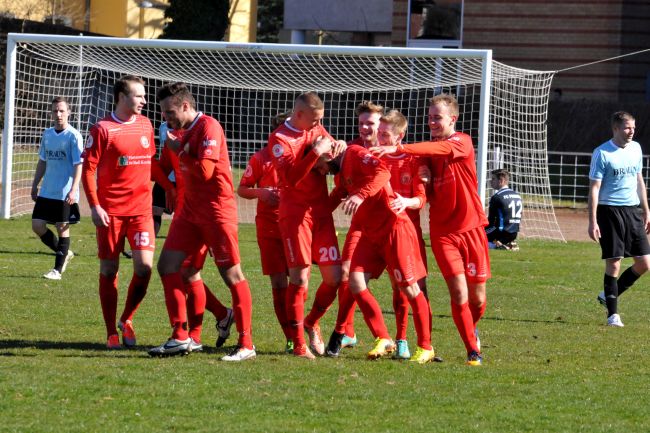 © Carsten Darsow Die Mannschaft des FC Mecklenburg gratuliert Christopher Schmandt zu seinem Tor ( 82.Minute zum 3:1)