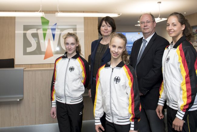 © maxpress Sportakrobatinnen des VfL bedankten sich bei den SWG-Vorstandsvorsitzenden Margitta Schumann und Guido Müller