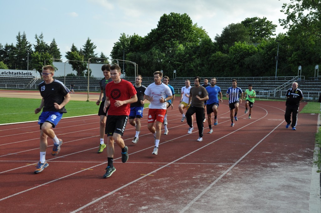 ©SV Mecklenburg Schwerin Erwärmung der Stiere vor dem Stundenlauf im Stadion Lambrechtsgrund