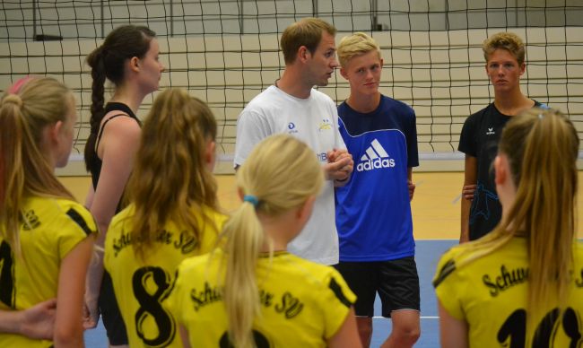 © Foto SSC SSC- Trainer Felix Koslowski erklärt den jungen Volleyballfans worauf es ankommt