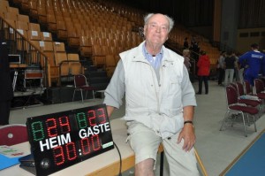 © Barbara Arndt Der 24:23-Erfolg der Mecklenburger Stiere war für Handballfan Werner Kroll ein vorzeitiges Geschenk zu seinem heutigen Geburtstag.