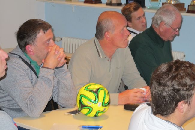 © Schiedsrichterausschuss KFV Westmecklenburg Der spezielle „Futsal-Ball“ prallt nicht und ist kleiner als der herkömmliche Hallenball, da auch auf kleinere Tore gespielt wird.