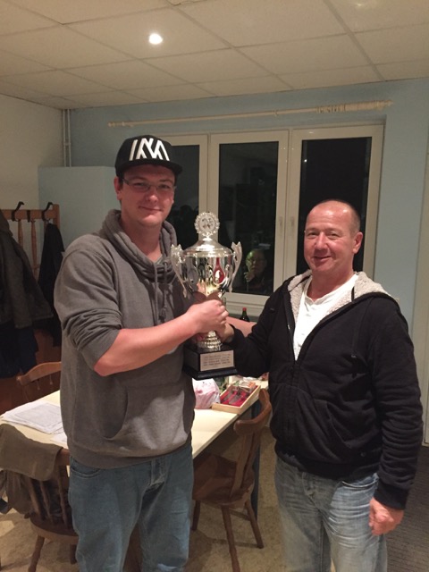 © Schiedsrichterausschuss KFV Westmecklenburg Hatte das beste Blatt beim Preisskat: Der Lübzer Martin Volz (li.) bekam den Siegerpokal von Organisator Ralph Schultz überreicht.